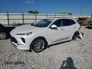 ✅ 2024 Buick Envision Avenir • VIN: LRBFZSE46RD022628 • Lot: 69357015. Wystawiony na Copart z przebiegiem 17 299 mil. Bezpłatny archiwum sprzedaży aukcyjnych z USA i szczegółowy raport historii pojazdu na DreamBid. Zdjęcie 1.