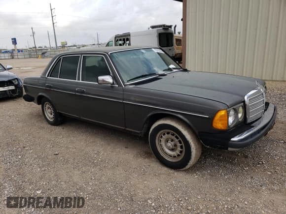 ✅ 1984 Mercedes-Benz 300 D • VIN: WDBAB33A6EA136928 • Лот: 79703564. Опубликован ранее на Copart с пробегом 202 824 миль. Бесплатный доступ к архиву аукционных продаж из США и подробный отчёт об истории автомобиля на DreamBid. Изображение 4.