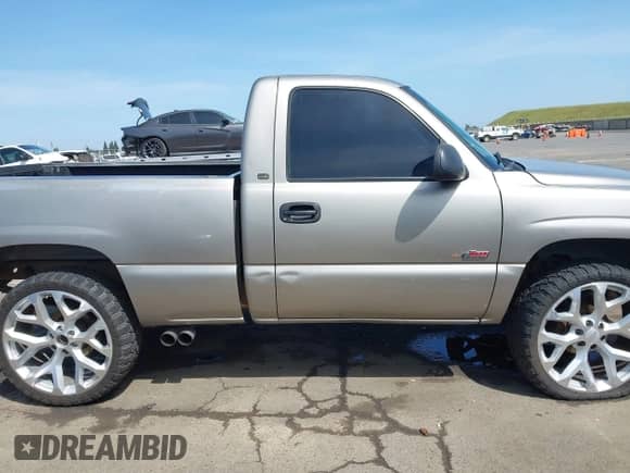 2002 Chevrolet Silverado 1500 LS z VIN 1GCEK14V12Z277928, wystawiony jako IAAI lot #42049150 z przebiegiem 198 414 mil mil oraz . Historia ofert i sprzedaży dostępna na DreamBid. Obrazek 13.