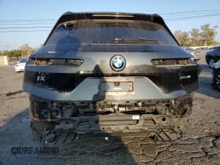 ✅ 2024 BMW iX xDrive50 • VIN: WB523CF04RCN52035 • Lot: 91775545. Wystawiony na Copart z przebiegiem 32 574 mil. Bezpłatny archiwum sprzedaży aukcyjnych z USA i szczegółowy raport historii pojazdu na DreamBid. Zdjęcie 6.