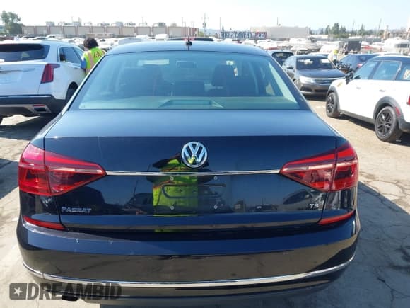 ✅ 2017 Volkswagen Passat S • VIN: 1VWAT7A3XHC083053 • Lot: 43109051. Wystawiony na IAAI z przebiegiem 58 708 mil. Bezpłatny archiwum sprzedaży aukcyjnych z USA i szczegółowy raport historii pojazdu na DreamBid. Zdjęcie 16.