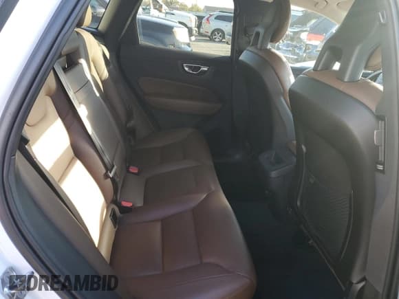 ✅ 2018 Volvo XC60 Momentum • VIN: LYV102RK0JB068923 • Lot: 90018685. Wystawiony na Copart z przebiegiem 67 853 mil. Bezpłatny archiwum sprzedaży aukcyjnych z USA i szczegółowy raport historii pojazdu na DreamBid. Zdjęcie 11.