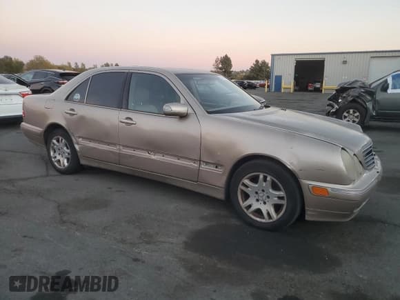 ✅ 2001 Mercedes-Benz E 320 • VIN: WDBJF70J31B293515 • Lot: 79318294. Wystawiony na Copart z przebiegiem Nie podano. Bezpłatny archiwum sprzedaży aukcyjnych z USA i szczegółowy raport historii pojazdu na DreamBid. Zdjęcie 4.