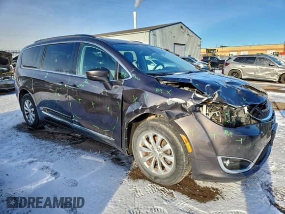 ✅ 2017 Chrysler Pacifica Touring L • VIN: 2C4RC1BG4HR550656 • Lot: 93261425. Listed on Copart with 155,764 mi. Free auction sales archive from the USA and detailed vehicle history report at DreamBid. Image 4.