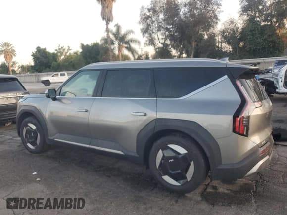 ✅ 2024 Kia EV9 Wind • VIN: KNDAFFS52R6037592 • Lot: 90968825. Wystawiony na Copart z przebiegiem 19 246 mil. Bezpłatny archiwum sprzedaży aukcyjnych z USA i szczegółowy raport historii pojazdu na DreamBid. Zdjęcie 2.