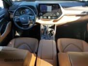 ✅ 2022 Toyota Highlander Hybrid Platinum • VIN: 5TDEBRCH9NS084863 • Lot: 70062805. Wystawiony na Copart z przebiegiem 34 944 mil. Bezpłatny archiwum sprzedaży aukcyjnych z USA i szczegółowy raport historii pojazdu na DreamBid. Zdjęcie 8.