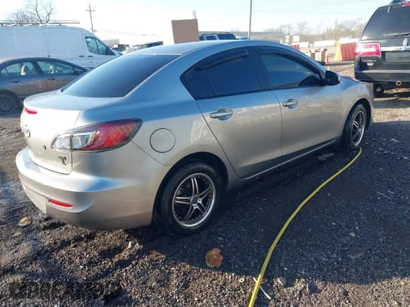 ✅ 2013 Mazda 3 i SV • VIN: JM1BL1TF9D1767688 • Lot: 43611013. Wystawiony na IAAI z przebiegiem 183 823 mil. Bezpłatny archiwum sprzedaży aukcyjnych z USA i szczegółowy raport historii pojazdu na DreamBid. Zdjęcie 4.
