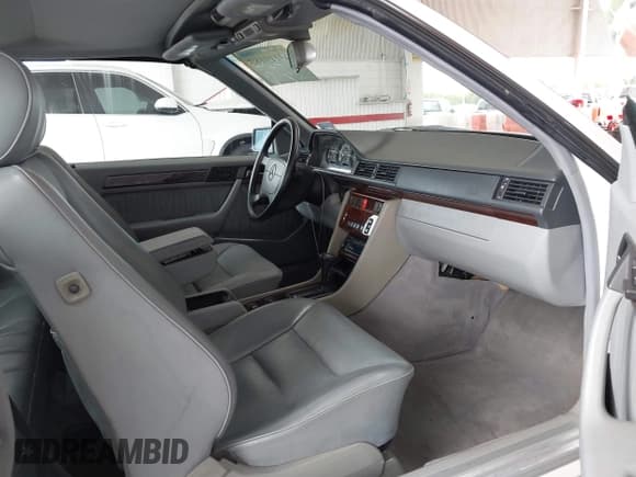 ✅ 1995 Mercedes-Benz E 320 • VIN: WDBEA66E2SC212701 • Lot: 43119187. Wystawiony na IAAI z przebiegiem 112 515 mil. Bezpłatny archiwum sprzedaży aukcyjnych z USA i szczegółowy raport historii pojazdu na DreamBid. Zdjęcie 5.