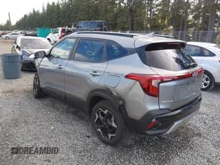 ✅ 2025 Kia Seltos S • VIN: KNDEUCAA0S7731007 • Лот: 43465526. Опубликован ранее на IAAI с пробегом 9 725 миль. Бесплатный доступ к архиву аукционных продаж из США и подробный отчёт об истории автомобиля на DreamBid. Изображение 3.