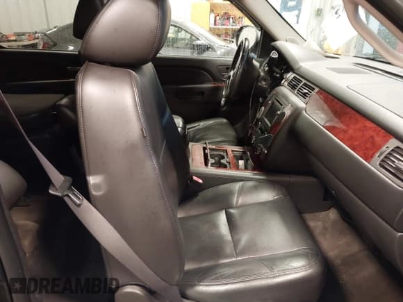 ✅ 2010 Chevrolet Suburban LTZ • VIN: 1GNUKKE36AR197402 • Lot: 43824032. Listed on IAAI with 146,390 mi. Free auction sales archive from the USA and detailed vehicle history report at DreamBid. Image 5.