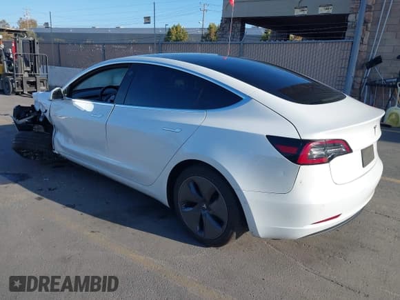 ✅ 2020 Tesla Model 3 Standard Range Plus • VIN: 5YJ3E1EA4LF798529 • Lot: 43622758. Wystawiony na IAAI z przebiegiem 114 107 mil. Bezpłatny archiwum sprzedaży aukcyjnych z USA i szczegółowy raport historii pojazdu na DreamBid. Zdjęcie 3.