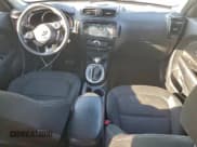 ✅ 2018 Kia Soul + • VIN: KNDJP3A55J7575442 • Лот: 94323865. Опубликован ранее на Copart с пробегом 145 818 миль. Бесплатный доступ к архиву аукционных продаж из США и подробный отчёт об истории автомобиля на DreamBid. Изображение 8.