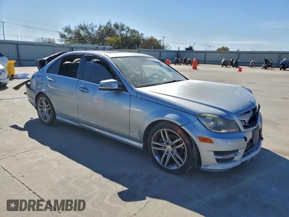 ✅ 2013 Mercedes-Benz C 250 Sport • VIN: WDDGF4HB4DA810120 • Lot: 91931405. Wystawiony na Copart z przebiegiem 120 448 mil. Bezpłatny archiwum sprzedaży aukcyjnych z USA i szczegółowy raport historii pojazdu na DreamBid. Zdjęcie 4.