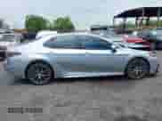 2022 Toyota Camry SE z VIN 4T1T11AK6NU643562, wystawiony jako IAAI lot #42478394 z przebiegiem 27 570 mil mil oraz . Historia ofert i sprzedaży dostępna na DreamBid. Obrazek 13.