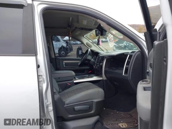 ✅ 2016 Ram 1500 Big Horn • VIN: 1C6RR7GT3GS372041 • Lot: 43555849. Wystawiony na IAAI z przebiegiem 126 330 mil. Bezpłatny archiwum sprzedaży aukcyjnych z USA i szczegółowy raport historii pojazdu na DreamBid. Zdjęcie 5.