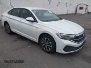 ✅ 2023 Volkswagen Jetta S • VIN: 3VW4M7BU2PM026795 • Lot: 43335616. Wystawiony na IAAI z przebiegiem 27 812 mil. Bezpłatny archiwum sprzedaży aukcyjnych z USA i szczegółowy raport historii pojazdu na DreamBid. Zdjęcie 1.