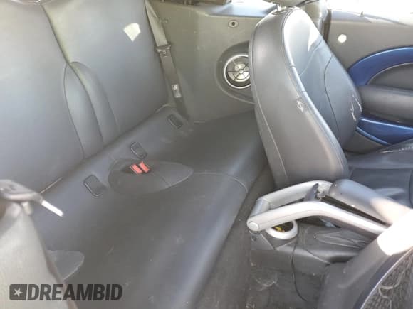 ✅ 2007 MINI Convertible S • VIN: WMWRH33547TL94410 • Лот: 89339055. Опубликован ранее на Copart с пробегом 124 433 миль. Бесплатный доступ к архиву аукционных продаж из США и подробный отчёт об истории автомобиля на DreamBid. Изображение 10.