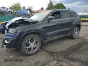 ✅ 2018 Jeep Grand Cherokee Sterling • VIN: 1C4RJFBG5JC137694 • Лот: 80293165. Опубликован ранее на Copart с пробегом Не указан. Бесплатный доступ к архиву аукционных продаж из США и подробный отчёт об истории автомобиля на DreamBid. Изображение 1.