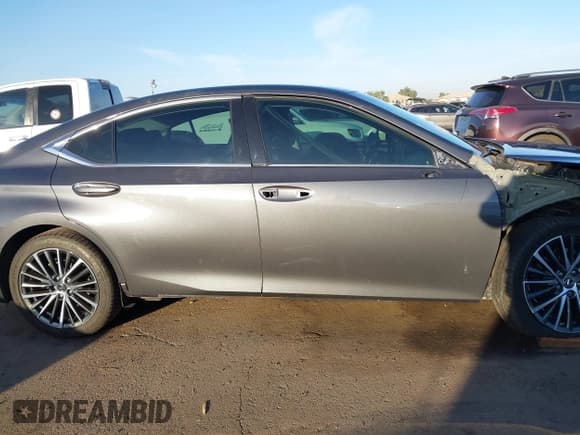 ✅ 2022 Lexus ES 350 • VIN: 58ADZ1B13NU121449 • Лот: 43664499. Опубликован ранее на IAAI с пробегом 26 487 миль. Бесплатный доступ к архиву аукционных продаж из США и подробный отчёт об истории автомобиля на DreamBid. Изображение 14.