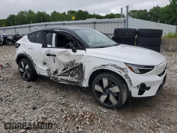 ✅ 2022 Volvo C40 Ultimate • VIN: YV4ED3GB2N2009536 • Lot: 61553835. Wystawiony na Copart z przebiegiem 19 868 mil. Bezpłatny archiwum sprzedaży aukcyjnych z USA i szczegółowy raport historii pojazdu na DreamBid. Zdjęcie 4.