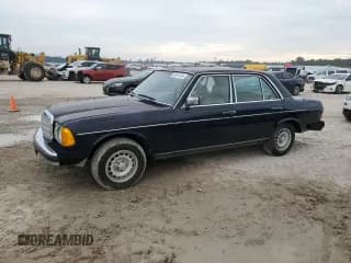 ✅ 1984 Mercedes-Benz 300 D • VIN: WDBAB33A9EA047709 • Лот: 68974194. Опубликован ранее на Copart с пробегом 86 301 миль. Бесплатный доступ к архиву аукционных продаж из США и подробный отчёт об истории автомобиля на DreamBid. Изображение 1.