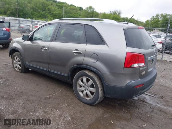 ✅ 2013 Kia Sorento LX • VIN: 5XYKTDA29DG405264 • Lot: 42327223. Listed on IAAI with 209,651 mi. Free auction sales archive from the USA and detailed vehicle history report at DreamBid. Image 3.
