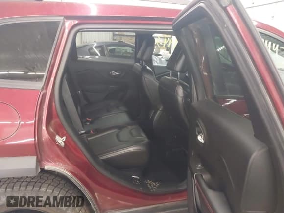 ✅ 2019 Jeep Cherokee Trailhawk • VIN: 1C4PJMBX7KD328864 • Lot: 43159443. Wystawiony na IAAI z przebiegiem 168 010 mil. Bezpłatny archiwum sprzedaży aukcyjnych z USA i szczegółowy raport historii pojazdu na DreamBid. Zdjęcie 8.