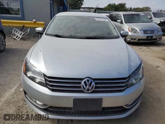 ✅ 2015 Volkswagen Passat S • VIN: 1VWAS7A33FC091611 • Lot: 82524185. Wystawiony na Copart z przebiegiem 139 579 mil. Bezpłatny archiwum sprzedaży aukcyjnych z USA i szczegółowy raport historii pojazdu na DreamBid. Zdjęcie 5.