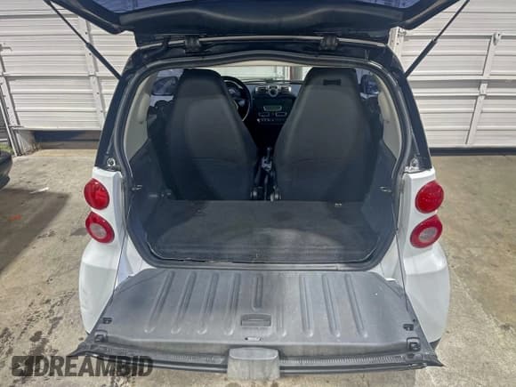 ✅ 2012 Smart fortwo Pure • VIN: WMEEJ3BA5CK540092 • Lot: 94611465. Wystawiony na Copart z przebiegiem 59 356 mil. Bezpłatny archiwum sprzedaży aukcyjnych z USA i szczegółowy raport historii pojazdu na DreamBid. Zdjęcie 6.