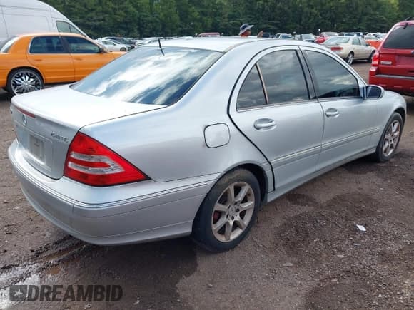 ✅ 2007 Mercedes-Benz C 280 Luxury • VIN: WDBRF92HX7F872124 • Лот: 42985239. Опубликован ранее на IAAI с пробегом 256 795 миль. Бесплатный доступ к архиву аукционных продаж из США и подробный отчёт об истории автомобиля на DreamBid. Изображение 4.