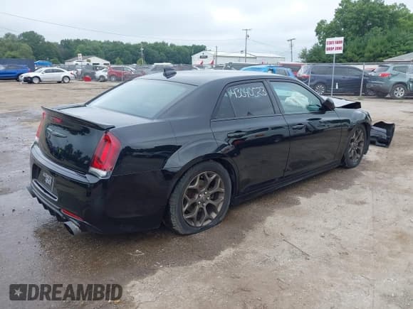 ✅ 2016 Chrysler 300 S • VIN: 2C3CCAGG0GH262205 • Lot: 43040523. Listed on IAAI with 80,858 mi. Free auction sales archive from the USA and detailed vehicle history report at DreamBid. Image 4.