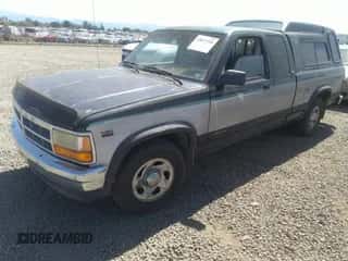 1995 Dodge Dakota z VIN 1B7GL23X3SS151397, wystawiony jako IAAI lot #43077255 z przebiegiem 166 791 mil mil oraz . Historia ofert i sprzedaży dostępna na DreamBid. Obrazek 2.