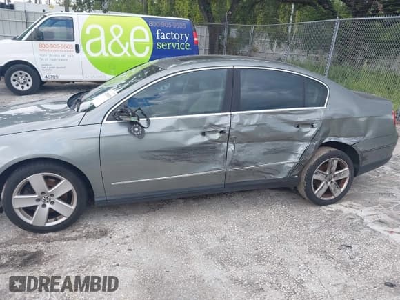 ✅ 2008 Volkswagen Passat Komfort • VIN: WVWAK93C18E096549 • Lot: 42920929. Listed on IAAI with 181,737 mi. Free auction sales archive from the USA and detailed vehicle history report at DreamBid. Image 6.