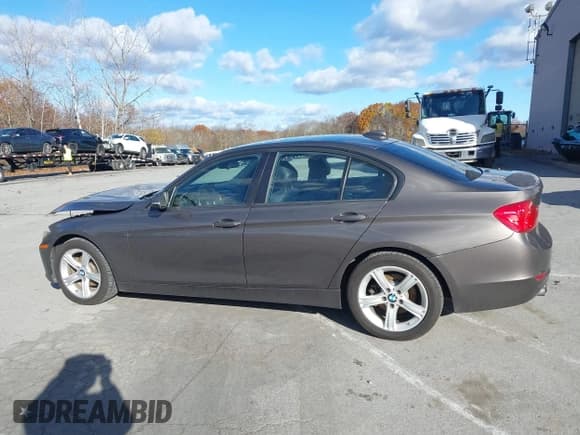✅ 2014 BMW 3 Series 328i xDrive • VIN: WBA3B5G50ENS10174 • Lot: 43583584. Wystawiony na IAAI z przebiegiem 267 345 mil. Bezpłatny archiwum sprzedaży aukcyjnych z USA i szczegółowy raport historii pojazdu na DreamBid. Zdjęcie 14.