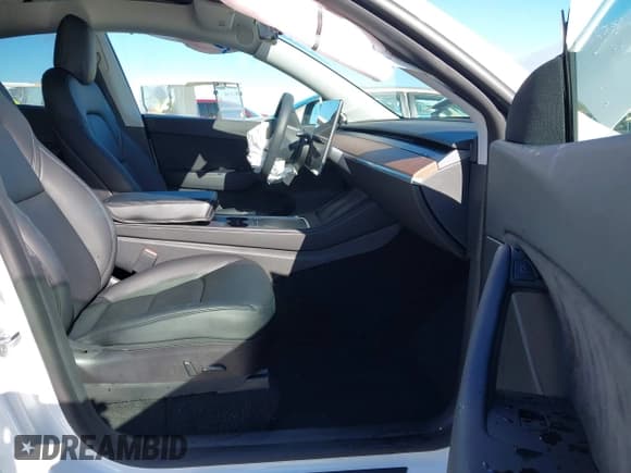 ✅ 2022 Tesla Model Y Long Range • VIN: 7SAYGDEE1NF402745 • Lot: 41493850. Wystawiony na IAAI z przebiegiem 11 222 mil. Bezpłatny archiwum sprzedaży aukcyjnych z USA i szczegółowy raport historii pojazdu na DreamBid. Zdjęcie 5.