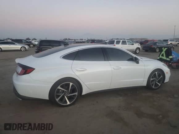 ✅ 2022 Hyundai Sonata Sport • VIN: 5NPEJ4J27NH137697 • Lot: 38599943. Wystawiony na Copart z przebiegiem 16 152 mil mil. Skorzystaj z bezpłatnego archiwum sprzedaży aukcyjnych z USA i zobacz szczegółowy raport historii pojazdu na DreamBid. Zdjęcie 3.