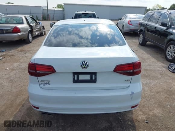 ✅ 2018 Volkswagen Jetta S • VIN: 3VW2B7AJ3JM211076 • Lot: 43113543. Wystawiony na IAAI z przebiegiem 103 617 mil. Bezpłatny archiwum sprzedaży aukcyjnych z USA i szczegółowy raport historii pojazdu na DreamBid. Zdjęcie 17.