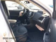 ✅ 2017 Jeep Cherokee Trailhawk L Plus • VIN: 1C4PJMBS1HD217370 • Lot: 42486588. Wystawiony na IAAI z przebiegiem 108 695 mil. Bezpłatny archiwum sprzedaży aukcyjnych z USA i szczegółowy raport historii pojazdu na DreamBid. Zdjęcie 5.