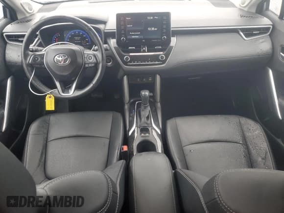 ✅ 2022 Toyota Corolla Cross XLE • VIN: 7MUDAABG0NV025831 • Lot: 91628265. Wystawiony na Copart z przebiegiem 14 630 mil. Bezpłatny archiwum sprzedaży aukcyjnych z USA i szczegółowy raport historii pojazdu na DreamBid. Zdjęcie 8.