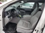 ✅ 2015 Toyota Highlander LE Plus • VIN: 5TDBKRFH1FS184911 • Lot: 87404085. Wystawiony na Copart z przebiegiem Nie podano. Bezpłatny archiwum sprzedaży aukcyjnych z USA i szczegółowy raport historii pojazdu na DreamBid. Zdjęcie 7.