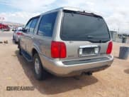 ✅ 2002 Lincoln Navigator • VIN: 5LMFU28RX2LJ01389 • Lot: 42810161. Wystawiony na IAAI z przebiegiem Nie podano. Bezpłatny archiwum sprzedaży aukcyjnych z USA i szczegółowy raport historii pojazdu na DreamBid. Zdjęcie 3.