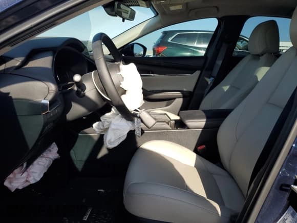 ✅ 2024 Mazda 3 S Preferred • VIN: 3MZBPACM2RM436221 • Лот: 56953885. Опубликован ранее на Copart с пробегом 7 211 миль. Бесплатный доступ к архиву аукционных продаж из США и подробный отчёт об истории автомобиля на DreamBid. Изображение 7.