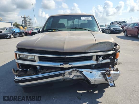✅ 1997 Chevrolet Silverado 1500 • VIN: 2GCEC19M9V1102675 • Lot: 71088085. Wystawiony na Copart z przebiegiem 235 398 mil. Bezpłatny archiwum sprzedaży aukcyjnych z USA i szczegółowy raport historii pojazdu na DreamBid. Zdjęcie 5.