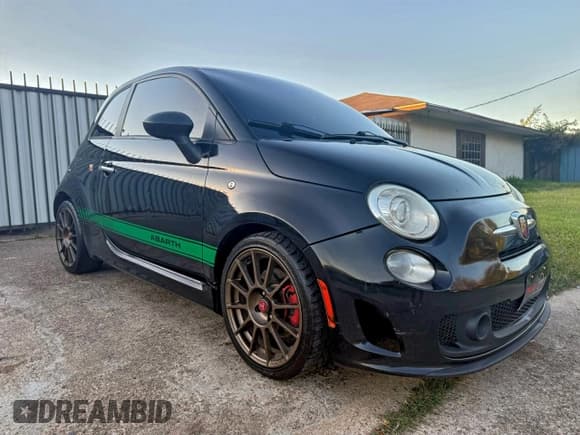 ✅ 2016 FIAT 500 Abarth • VIN: 3C3CFFFH8GT197156 • Лот: 94691645. Опубликован ранее на Copart с пробегом 136 786 миль. Бесплатный доступ к архиву аукционных продаж из США и подробный отчёт об истории автомобиля на DreamBid. Изображение 1.