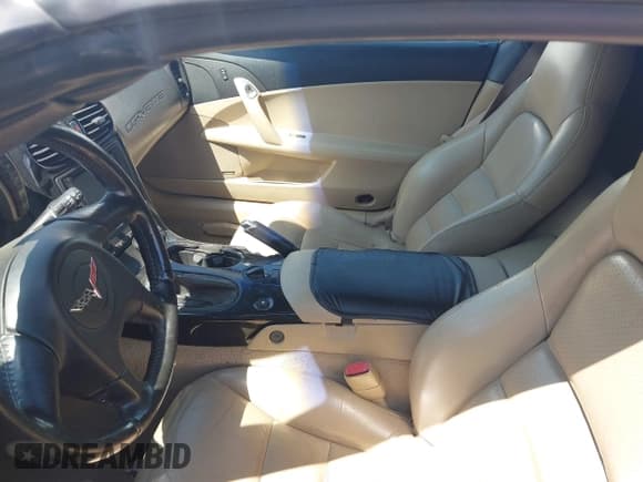 ✅ 2005 Chevrolet Corvette • VIN: 1G1YY24U355110483 • Lot: 42950109. Wystawiony na IAAI z przebiegiem Nie podano. Bezpłatny archiwum sprzedaży aukcyjnych z USA i szczegółowy raport historii pojazdu na DreamBid. Zdjęcie 5.