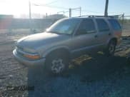 ✅ 2002 Chevrolet Blazer LS • VIN: 1GNDT13W02K130566 • Lot: 41795498. Wystawiony na IAAI z przebiegiem 254 212 mil. Bezpłatny archiwum sprzedaży aukcyjnych z USA i szczegółowy raport historii pojazdu na DreamBid. Zdjęcie 2.