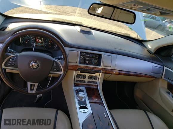 ✅ 2015 Jaguar XF Portfolio • VIN: SAJWJ0FF3F8U73406 • Lot: 43825073. Wystawiony na Copart z przebiegiem 76 165 mil. Bezpłatny archiwum sprzedaży aukcyjnych z USA i szczegółowy raport historii pojazdu na DreamBid. Zdjęcie 8.