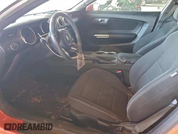 ✅ 2015 Ford Mustang V6 • VIN: 1FA6P8AMXF5339209 • Lot: 95645835. Wystawiony na Copart z przebiegiem 60 510 mil. Bezpłatny archiwum sprzedaży aukcyjnych z USA i szczegółowy raport historii pojazdu na DreamBid. Zdjęcie 7.