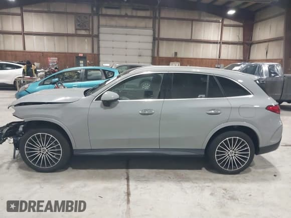 ✅ 2025 Mercedes-Benz GLC 350e • VIN: W1NKM5GB9SF317236 • Lot: 41715750. Wystawiony na IAAI z przebiegiem 1 536 mil. Bezpłatny archiwum sprzedaży aukcyjnych z USA i szczegółowy raport historii pojazdu na DreamBid. Zdjęcie 14.