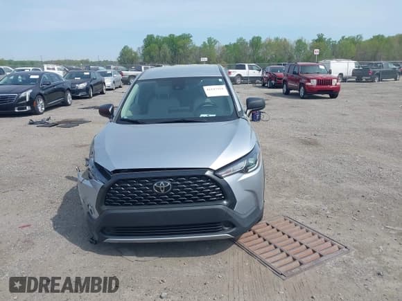 ✅ 2022 Toyota Corolla Cross L • VIN: 7MUAAAAG7NV009940 • Лот: 42117351. Опубликован ранее на IAAI с пробегом 23 290 миль. Бесплатный доступ к архиву аукционных продаж из США и подробный отчёт об истории автомобиля на DreamBid. Изображение 12.